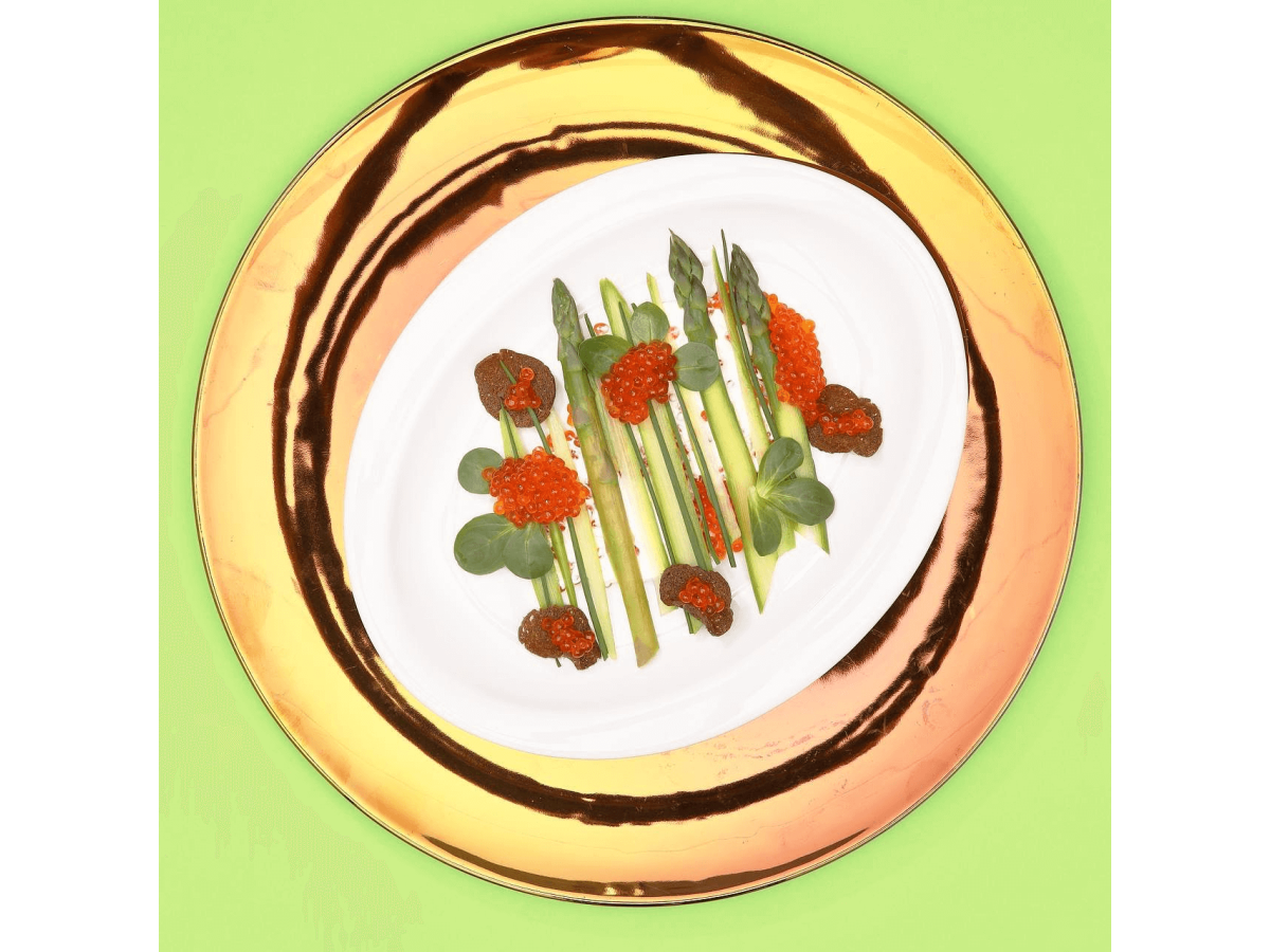  Спаржа с красной икрой - летняя симфония вкуса.